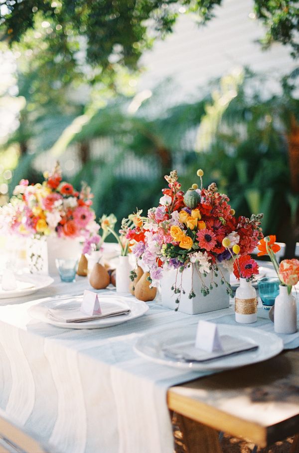 colorful wedding inspiration, white linens, orange pink and yellow florals, fruit details, white escort cards, outdoor wedding inspiration neoncolorfulweddinginspiration (4)