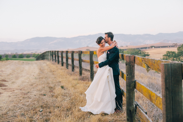 vineyard, bride and groom, kisses