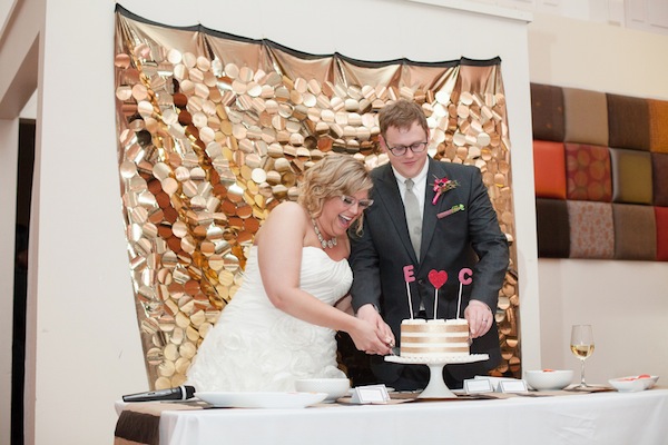 bride and groom, wedding cake, cutting the cake, gold, pink, red