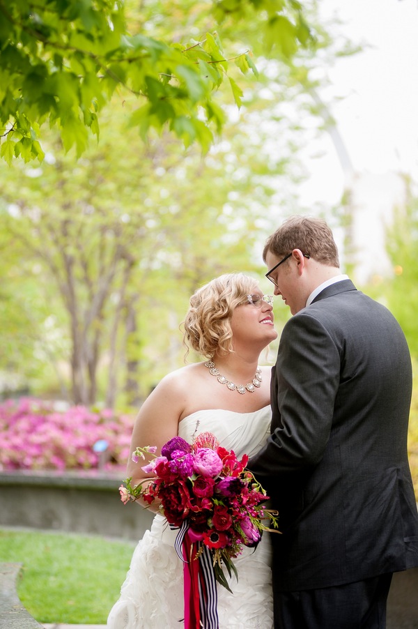 bride and groom, kisses, bouquet, wedding, modern