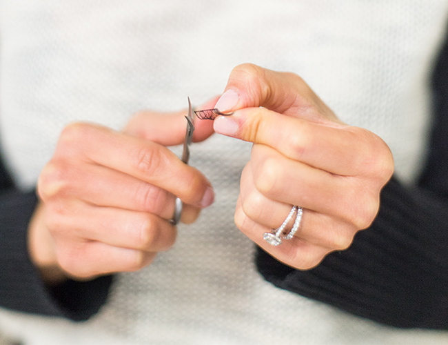 How to Apply False Lashes