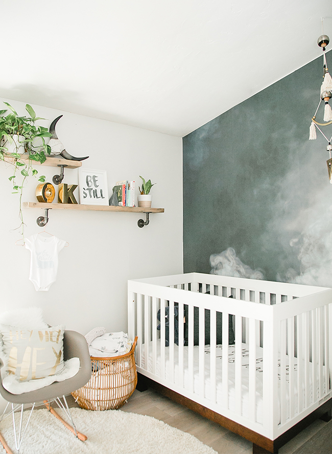 Zet een mooie plant op een plank neer in de kinderkamer