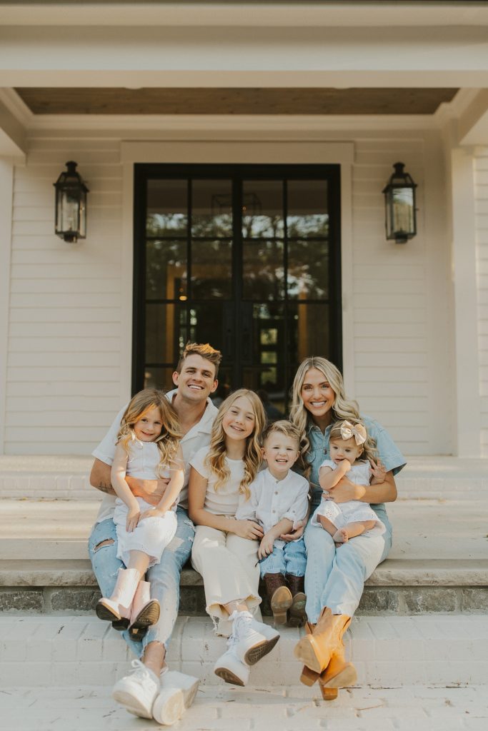 7 Ideas to Hire a Photographer for a Family Photoshoot at Home [2024]